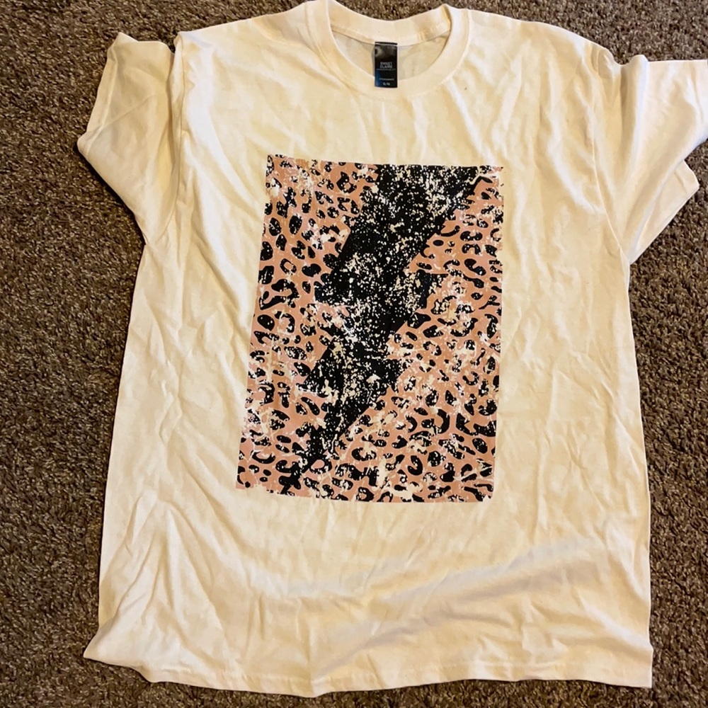 Light cream t shirt with leopard lightning